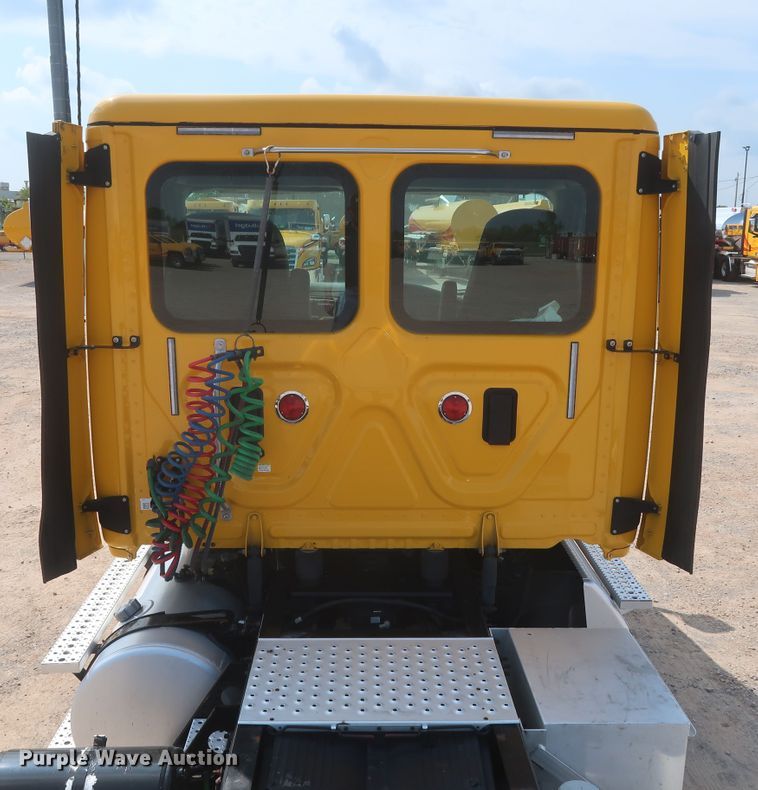 image for item HJ9357 2017 Freightliner Cascadia 125  semi truck