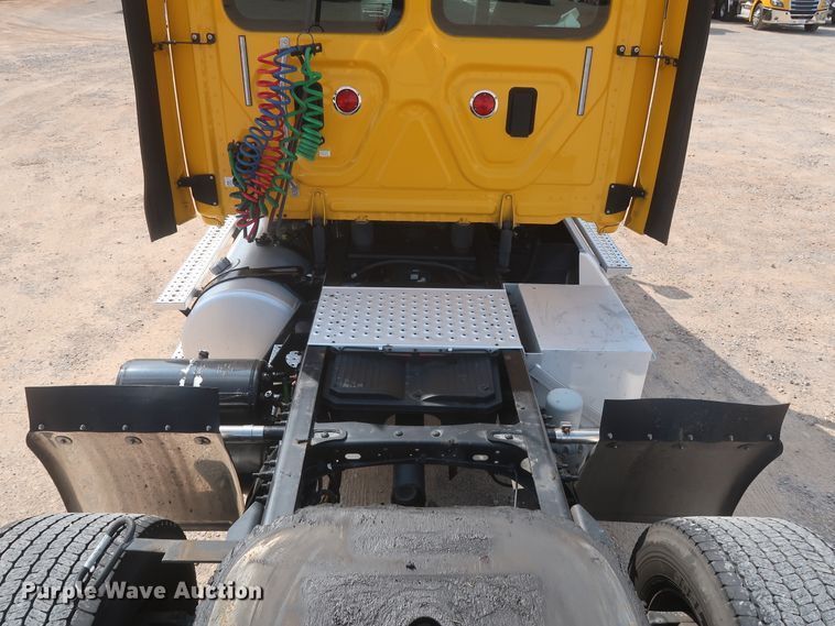 image for item HJ9357 2017 Freightliner Cascadia 125  semi truck