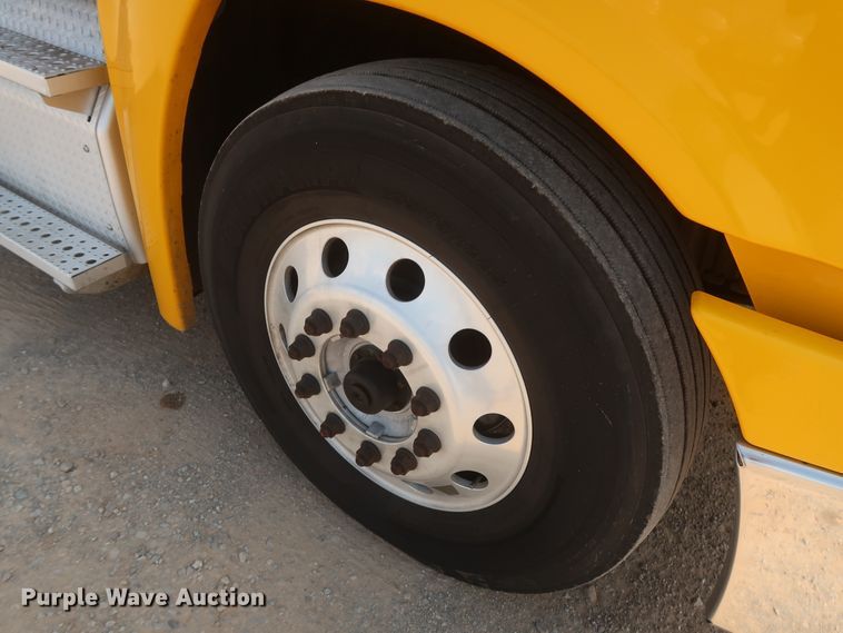 image for item HJ9357 2017 Freightliner Cascadia 125  semi truck