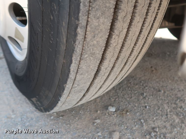 image for item HJ9357 2017 Freightliner Cascadia 125  semi truck