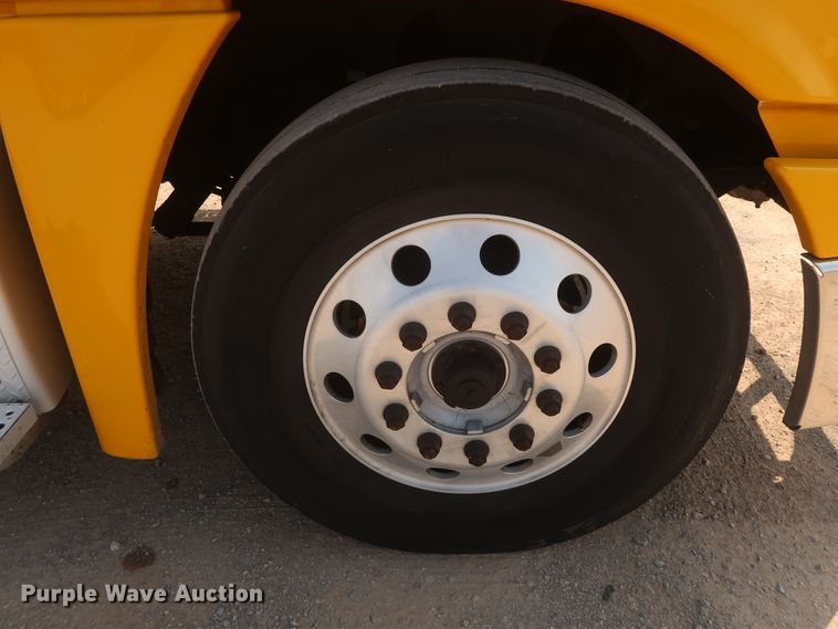 image for item HJ9357 2017 Freightliner Cascadia 125  semi truck