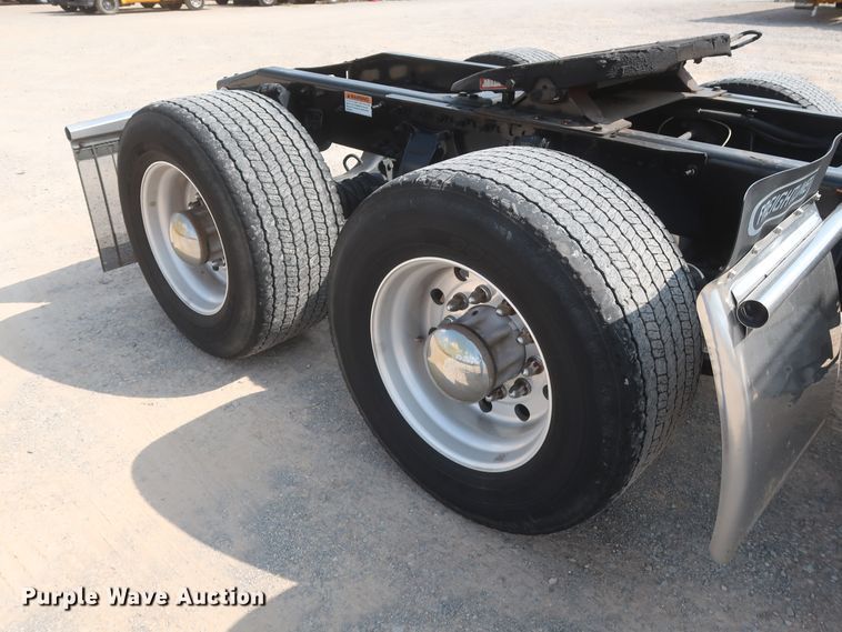 image for item HJ9357 2017 Freightliner Cascadia 125  semi truck