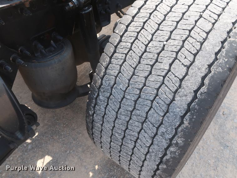 image for item HJ9357 2017 Freightliner Cascadia 125  semi truck