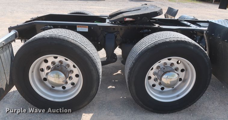 image for item HJ9357 2017 Freightliner Cascadia 125  semi truck