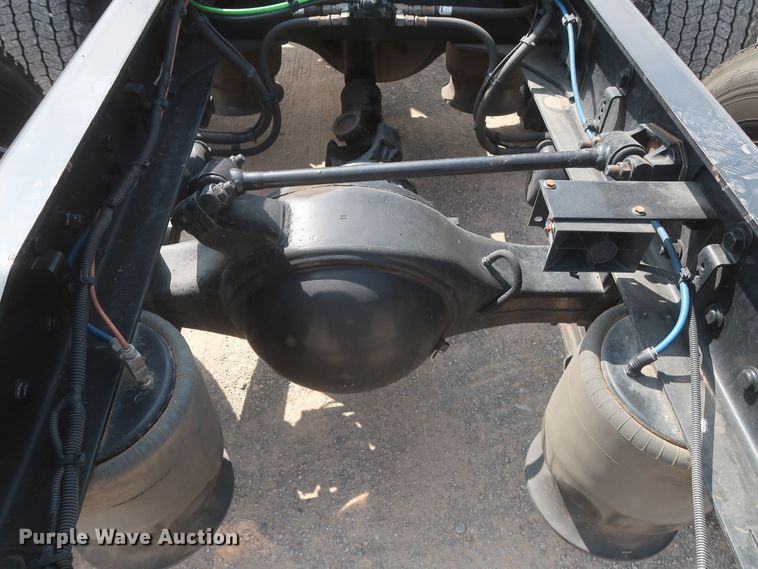 image for item HJ9357 2017 Freightliner Cascadia 125  semi truck