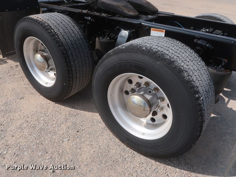 image for item HJ9357 2017 Freightliner Cascadia 125  semi truck