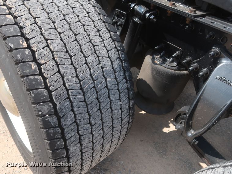 image for item HJ9357 2017 Freightliner Cascadia 125  semi truck