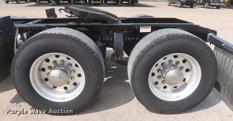 image for item HJ9357 2017 Freightliner Cascadia 125  semi truck