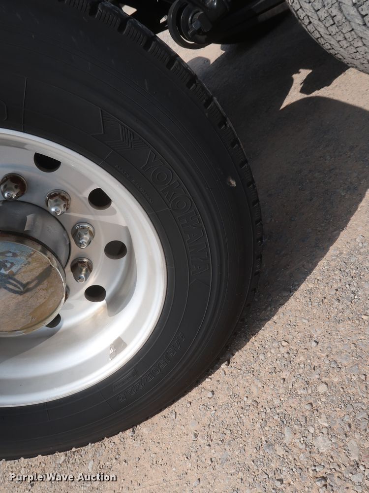 image for item HJ9357 2017 Freightliner Cascadia 125  semi truck