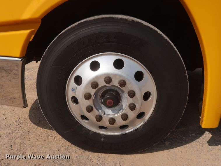 image for item HJ9357 2017 Freightliner Cascadia 125  semi truck