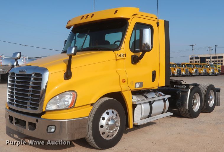 image for item HJ9358 2018 Freightliner Cascadia 125  semi truck