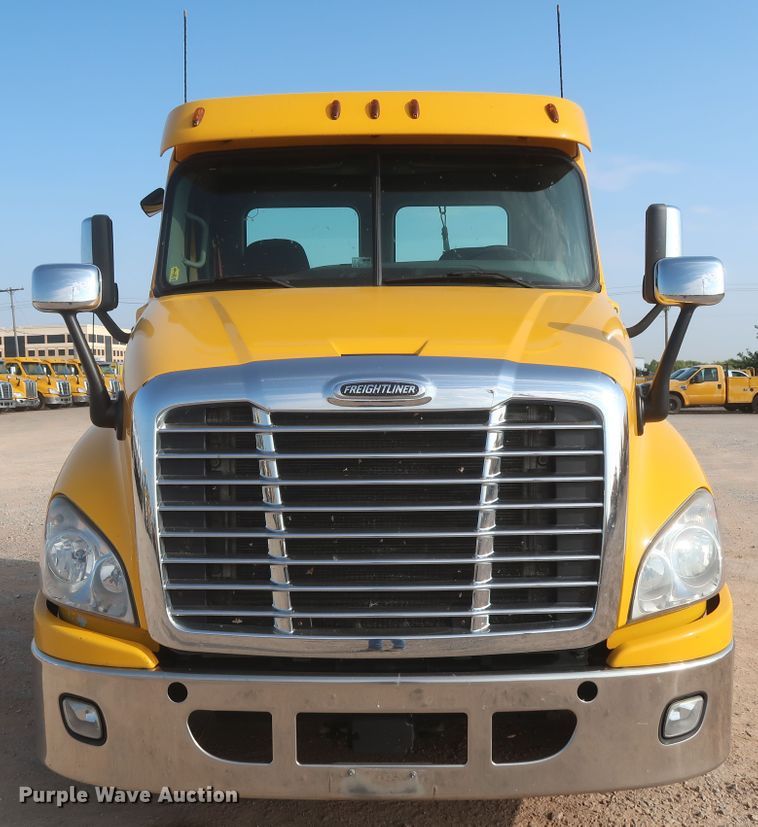 image for item HJ9358 2018 Freightliner Cascadia 125  semi truck