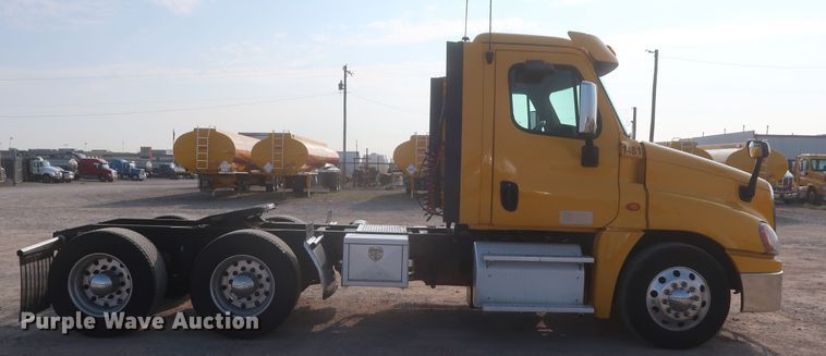 image for item HJ9358 2018 Freightliner Cascadia 125  semi truck