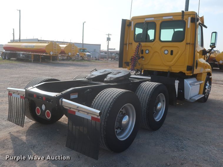 image for item HJ9358 2018 Freightliner Cascadia 125  semi truck