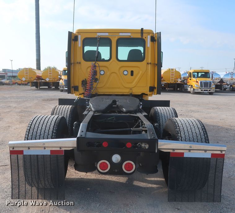 image for item HJ9358 2018 Freightliner Cascadia 125  semi truck