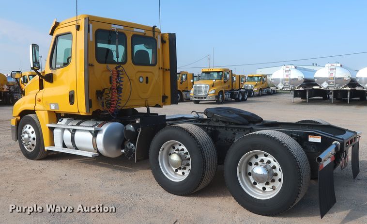 image for item HJ9358 2018 Freightliner Cascadia 125  semi truck