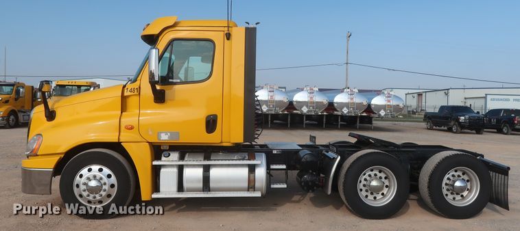 image for item HJ9358 2018 Freightliner Cascadia 125  semi truck