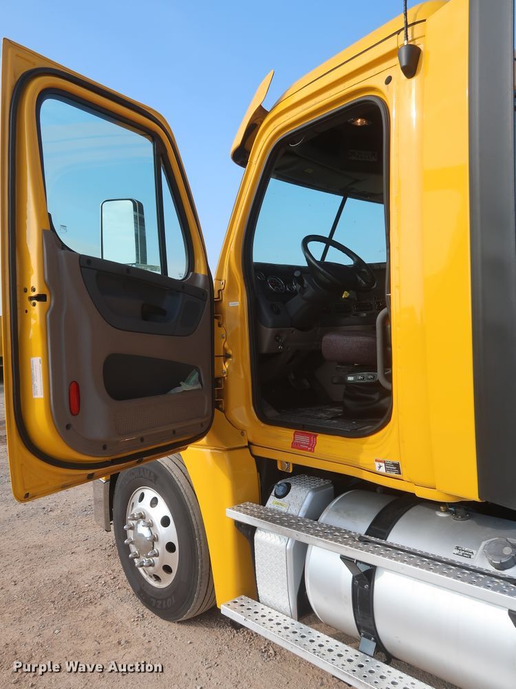 image for item HJ9358 2018 Freightliner Cascadia 125  semi truck