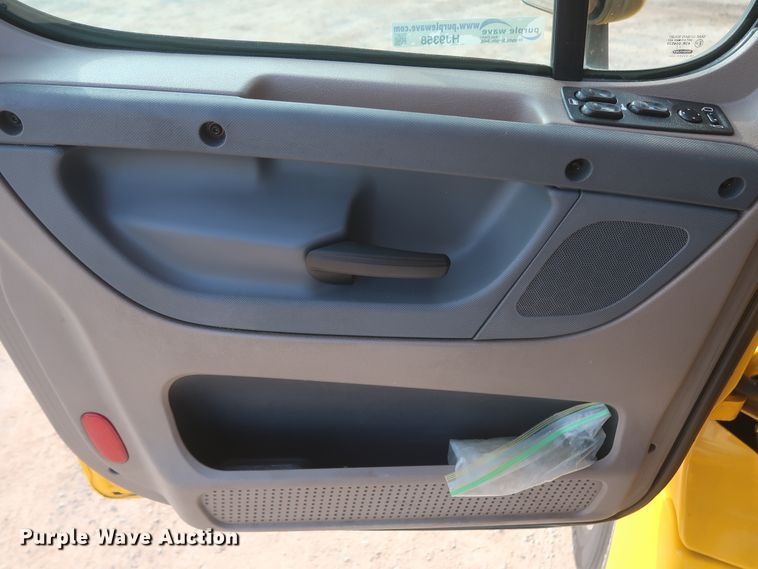 image for item HJ9358 2018 Freightliner Cascadia 125  semi truck