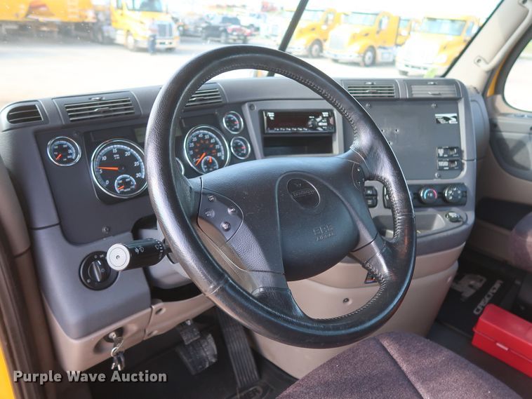 image for item HJ9358 2018 Freightliner Cascadia 125  semi truck