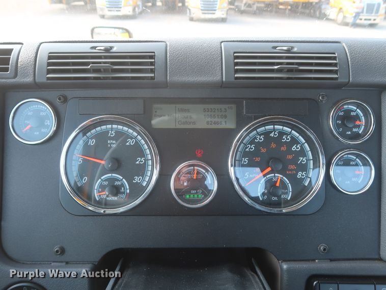 image for item HJ9358 2018 Freightliner Cascadia 125  semi truck