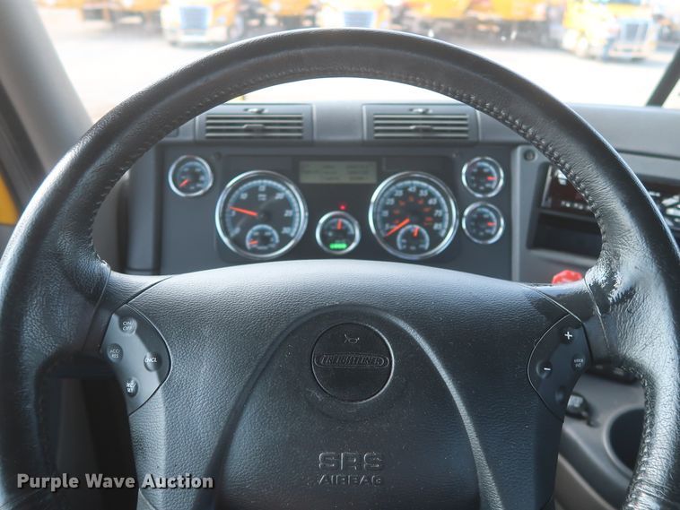 image for item HJ9358 2018 Freightliner Cascadia 125  semi truck