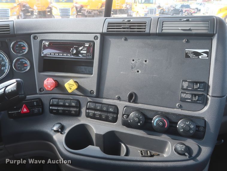 image for item HJ9358 2018 Freightliner Cascadia 125  semi truck