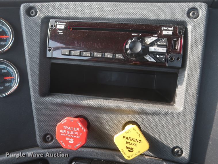 image for item HJ9358 2018 Freightliner Cascadia 125  semi truck