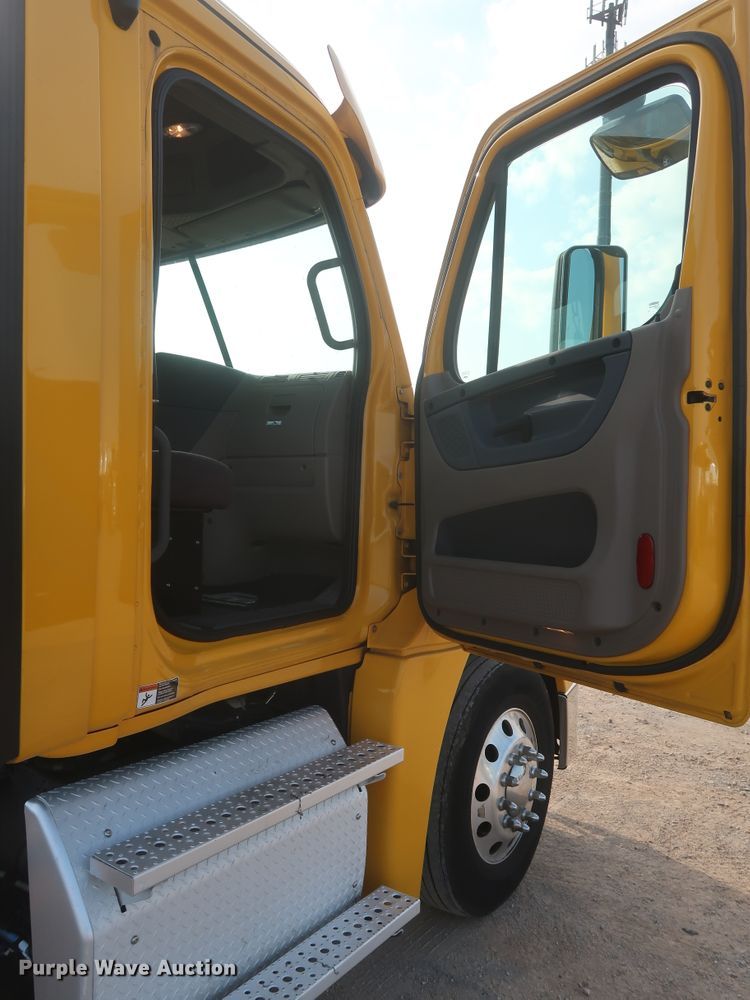 image for item HJ9358 2018 Freightliner Cascadia 125  semi truck