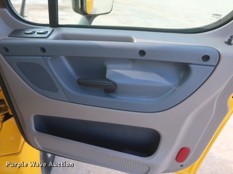 image for item HJ9358 2018 Freightliner Cascadia 125  semi truck