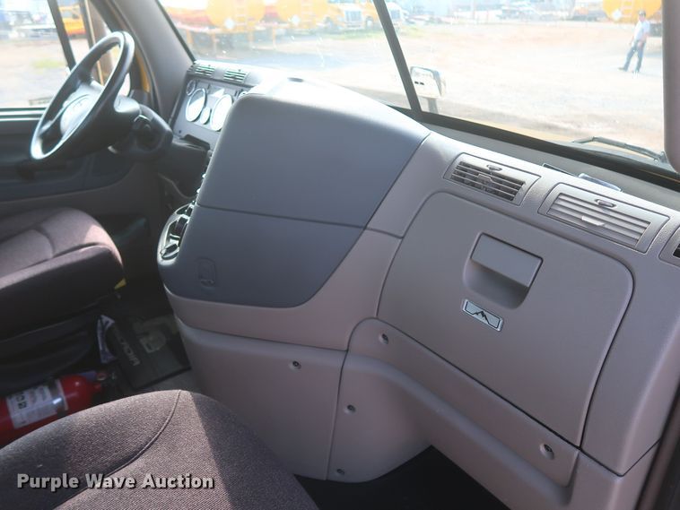 image for item HJ9358 2018 Freightliner Cascadia 125  semi truck