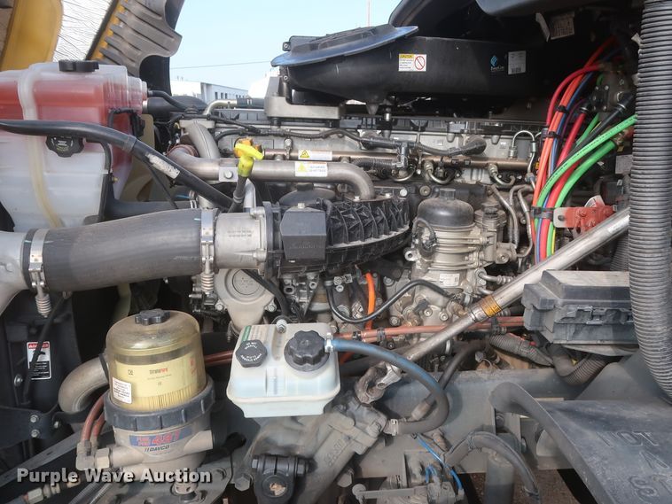 image for item HJ9358 2018 Freightliner Cascadia 125  semi truck