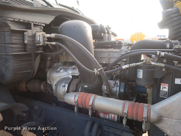 image for item HJ9358 2018 Freightliner Cascadia 125  semi truck