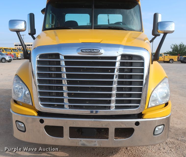 image for item HJ9358 2018 Freightliner Cascadia 125  semi truck