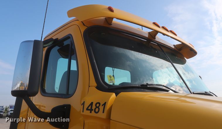 image for item HJ9358 2018 Freightliner Cascadia 125  semi truck