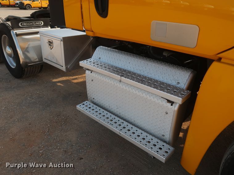 image for item HJ9358 2018 Freightliner Cascadia 125  semi truck