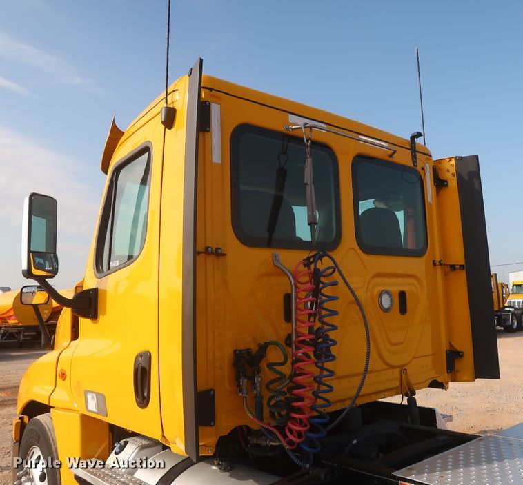 image for item HJ9358 2018 Freightliner Cascadia 125  semi truck