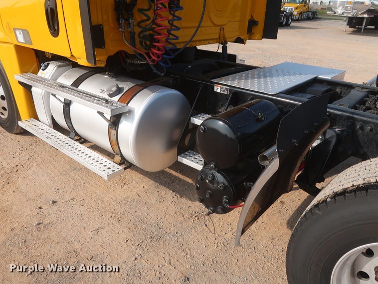 image for item HJ9358 2018 Freightliner Cascadia 125  semi truck