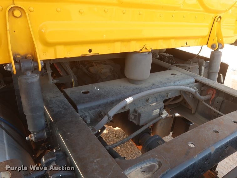 image for item HJ9358 2018 Freightliner Cascadia 125  semi truck