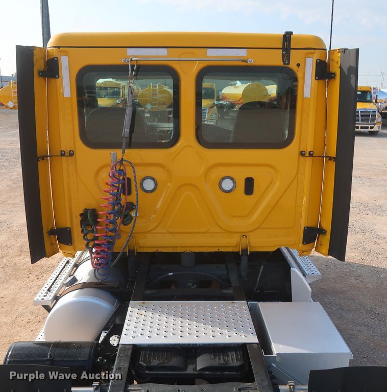 image for item HJ9358 2018 Freightliner Cascadia 125  semi truck