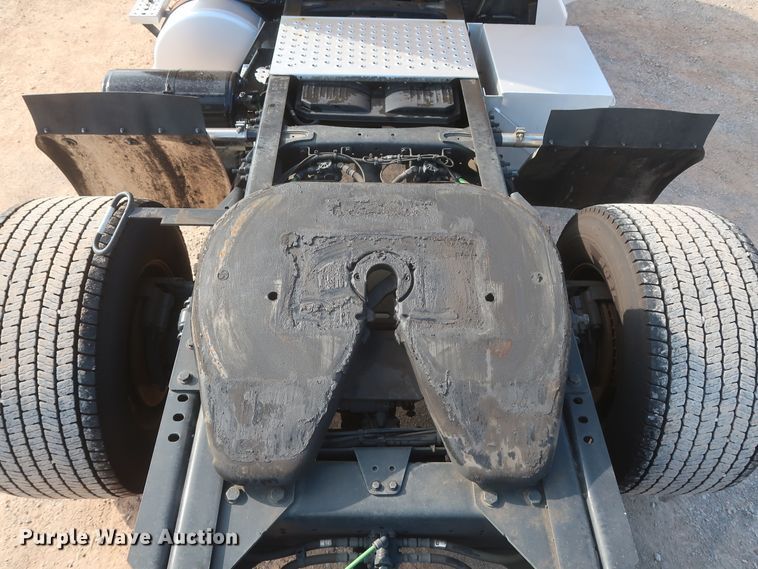 image for item HJ9358 2018 Freightliner Cascadia 125  semi truck