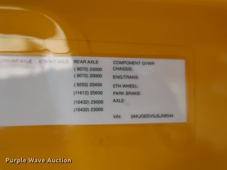 image for item HJ9358 2018 Freightliner Cascadia 125  semi truck