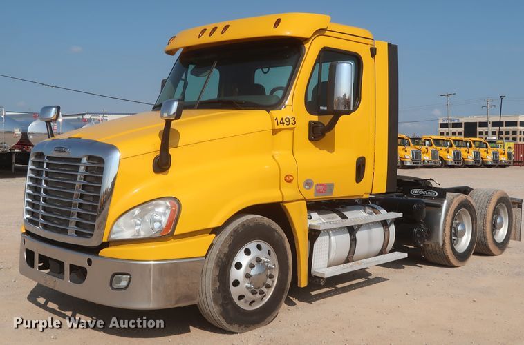 image for item HJ9359 2018 Freightliner Cascadia 125  semi truck