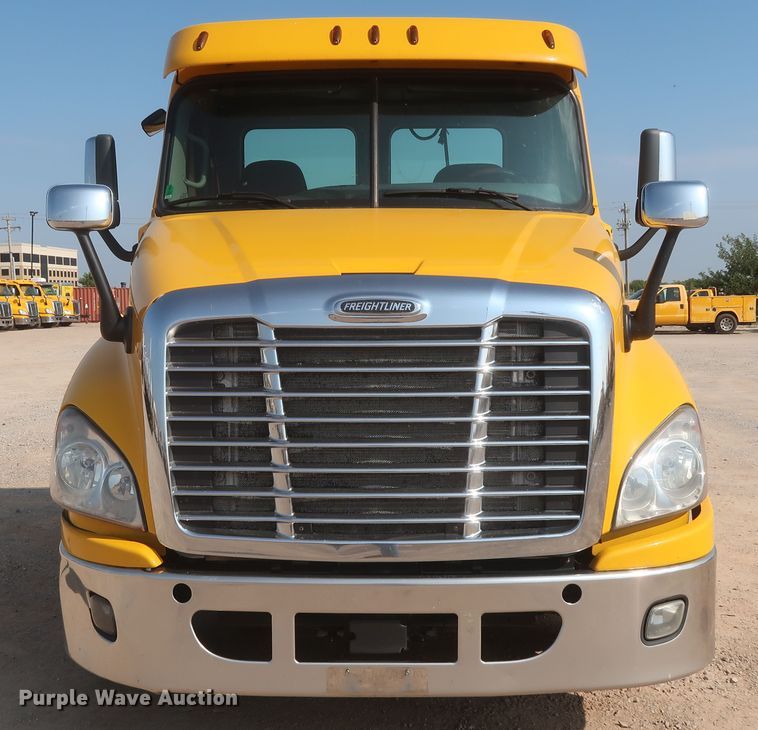 image for item HJ9359 2018 Freightliner Cascadia 125  semi truck