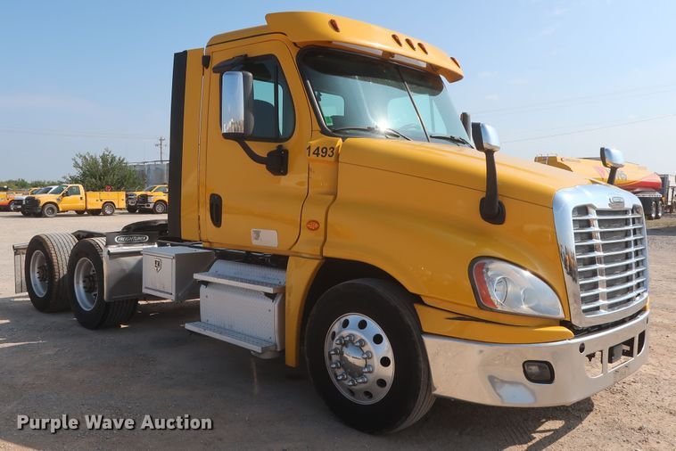 image for item HJ9359 2018 Freightliner Cascadia 125  semi truck