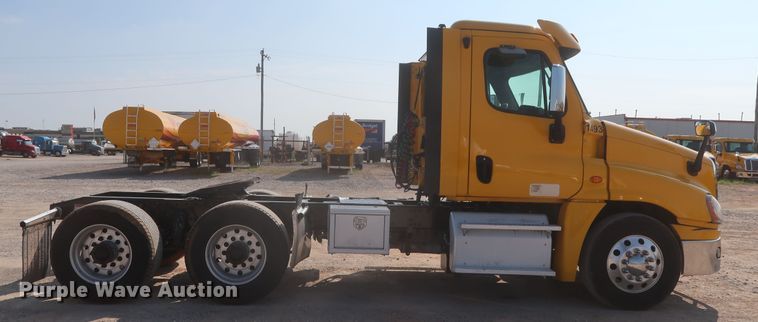 image for item HJ9359 2018 Freightliner Cascadia 125  semi truck