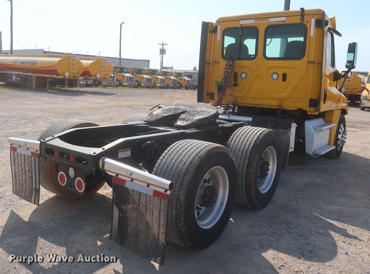 image for item HJ9359 2018 Freightliner Cascadia 125  semi truck