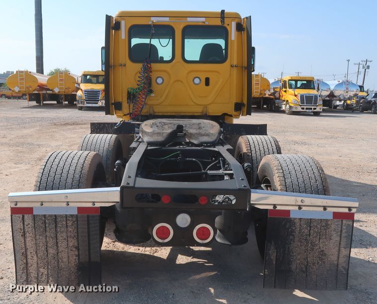 image for item HJ9359 2018 Freightliner Cascadia 125  semi truck