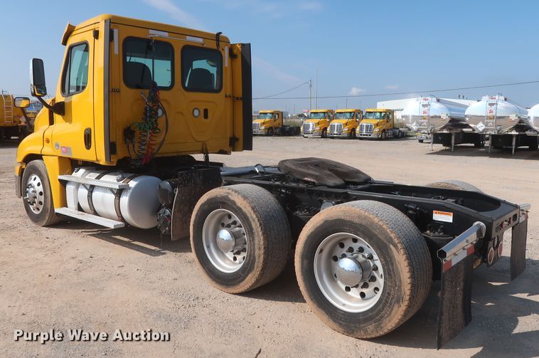 image for item HJ9359 2018 Freightliner Cascadia 125  semi truck