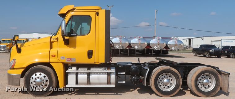 image for item HJ9359 2018 Freightliner Cascadia 125  semi truck